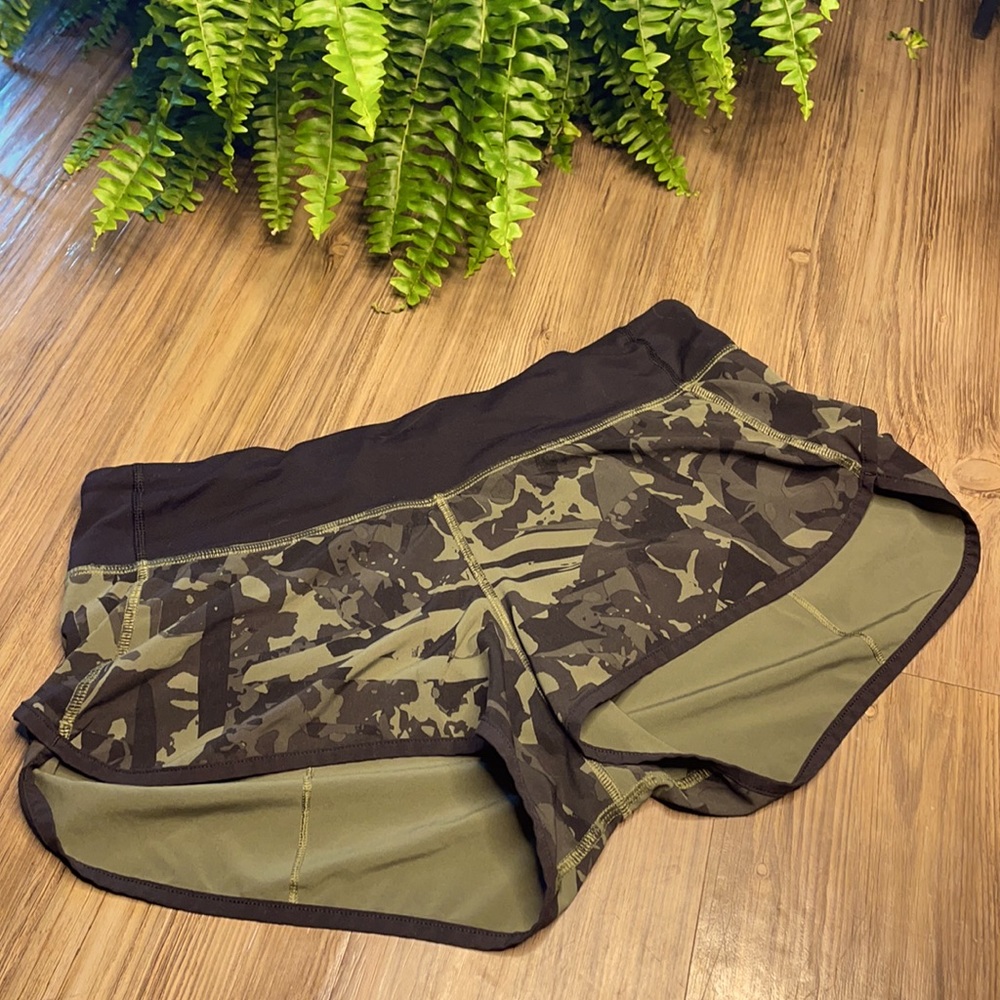 Lululemon Speed Up High Rise Lined Short. Size 8, Camo Print